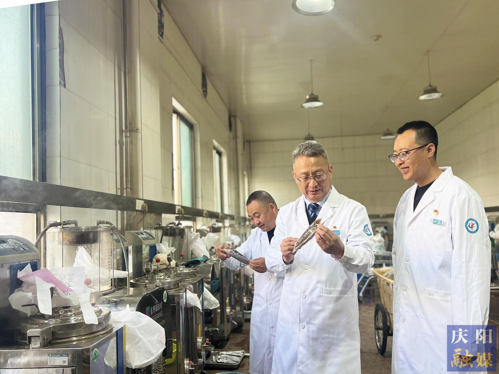 【品質(zhì)生活·惠民福地】匠心守正承岐黃 深耕本草守藥香——記慶陽市中醫(yī)醫(yī)院主任中藥師李棟