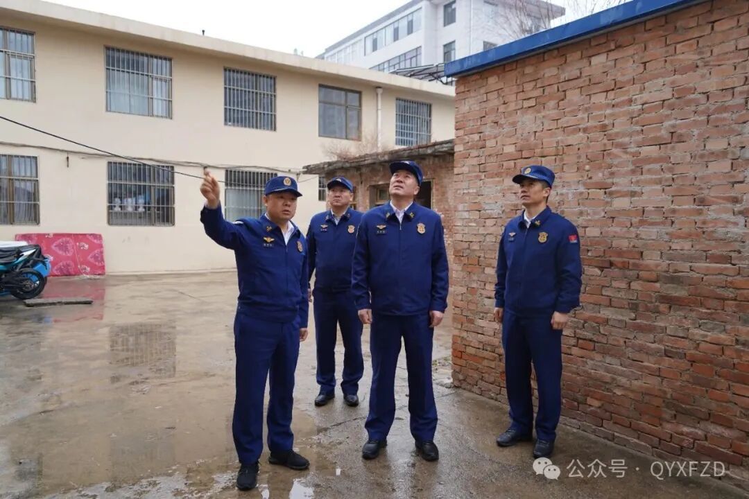 昝新成調(diào)研指導(dǎo)基層消防員備勤公寓維修改造工作