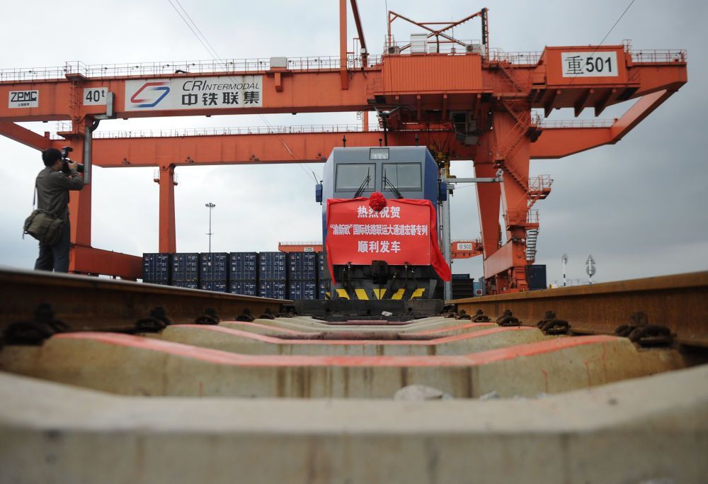 聯(lián)播+｜在“鋼鐵駝隊”旁 習近平連發(fā)四問