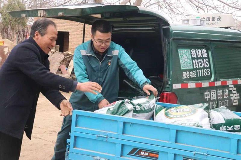 西峰郵政：農(nóng)資送到地頭 服務(wù)做到心頭