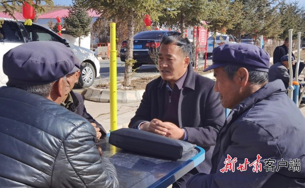 【代表委員在基層】全國人大代表董建新——當(dāng)好橋梁紐帶 推動(dòng)惠民政策落地生根