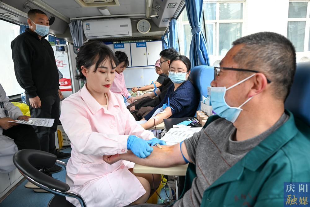 【攝影報道】為愛挽袖！慶陽市人民醫(yī)院職工無償獻(xiàn)血暖人心