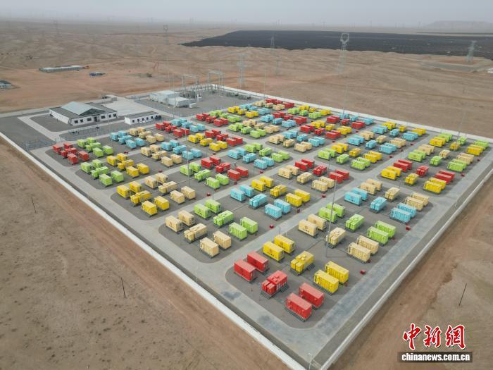 甘肅臨澤：與戈壁為伴的“超級(jí)充電寶”追風(fēng)逐日