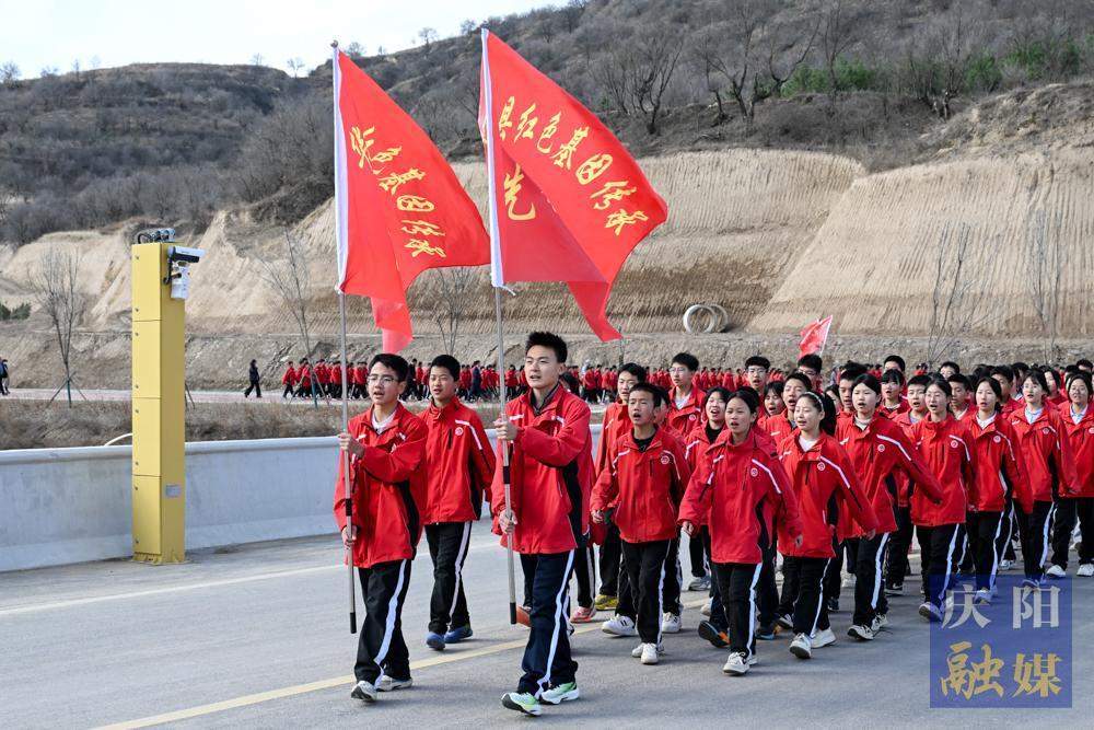 【攝影報道】慶陽：“清明祭英烈 重走長征路” 沉浸式思政課紀(jì)念長征勝利90周年