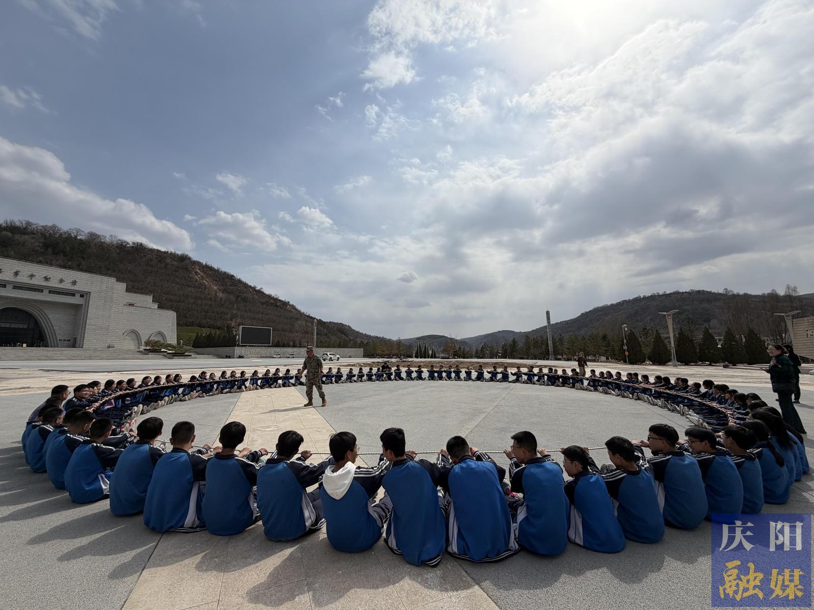 憶先烈偉績(jī) 啟少年華章——隴東學(xué)院附屬中學(xué)開展紅潤(rùn)慶陽(yáng)思政教育實(shí)踐研學(xué)活動(dòng)