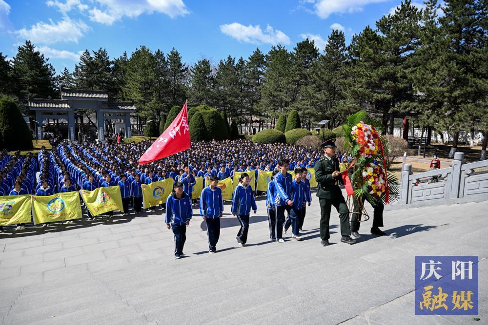【攝影報道】慶陽六中赴南梁開展思政教育實(shí)踐活動
