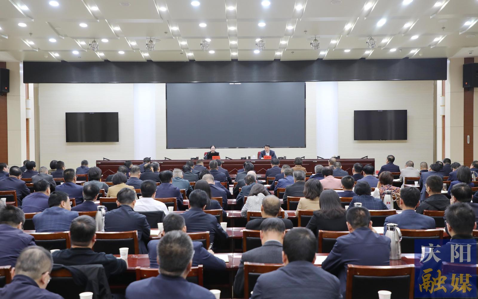 慶陽(yáng)市委理論學(xué)習(xí)中心組學(xué)習(xí)（擴(kuò)大）會(huì)議暨2026年隴東大講堂第一期講座舉行 周繼軍主持并講話 趙曉光作專題輔導(dǎo)