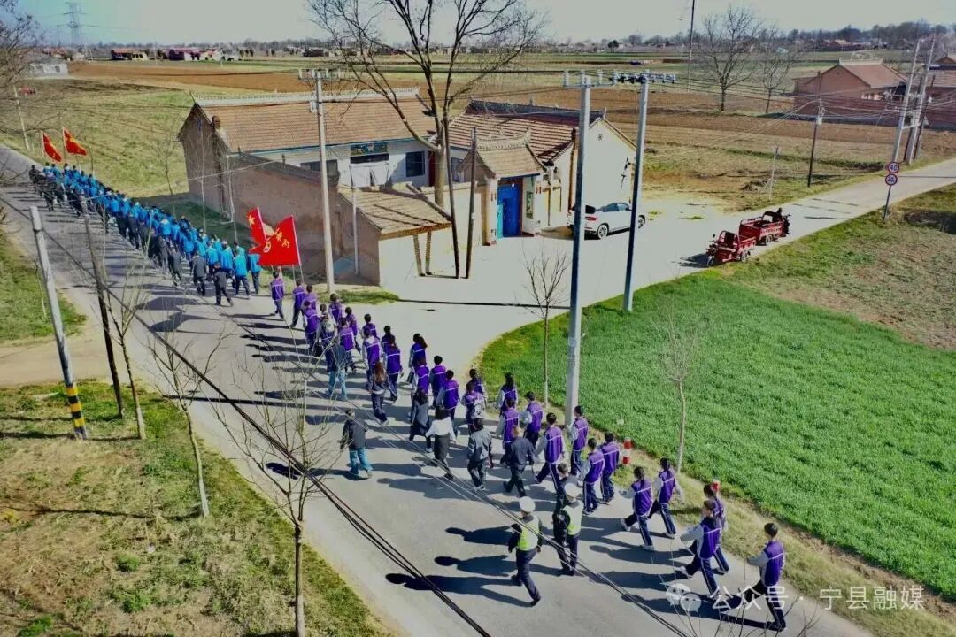 寧縣開(kāi)展“清明祭英烈 重走長(zhǎng)征路”徒步赴何萬(wàn)祥故居祭英烈活動(dòng)