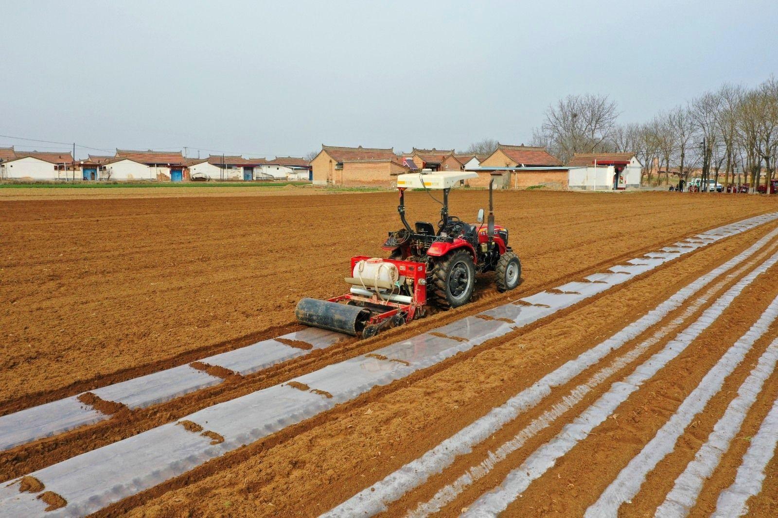 【春?jiǎn)㈦]東 耕繪新篇】寧縣：無(wú)人駕駛覆膜“慧”就春耕新圖景