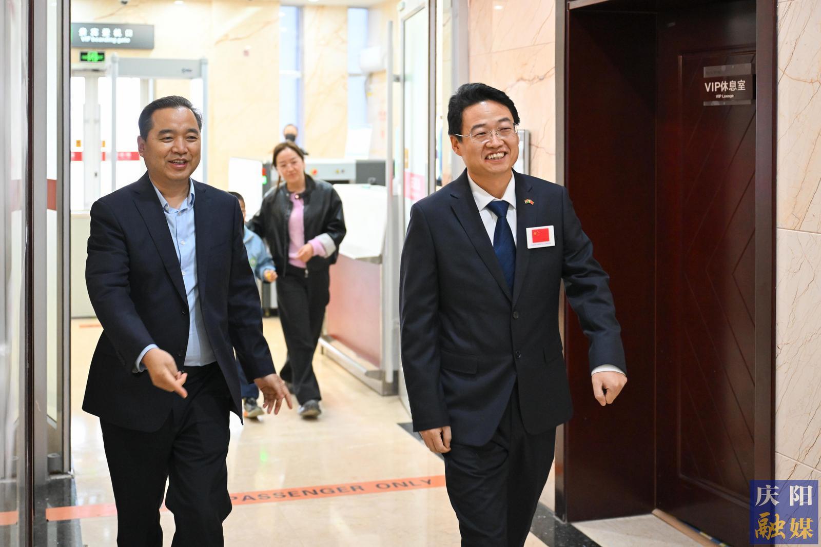 【攝影報(bào)道】中國(guó)紅十字會(huì)第七批援布醫(yī)療隊(duì)隊(duì)長(zhǎng)武文斌載譽(yù)返慶