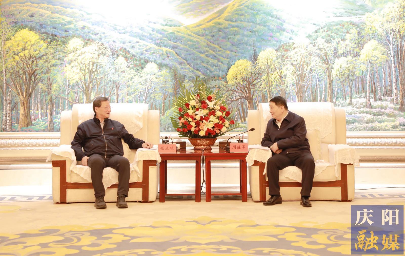 周繼軍與中國(guó)老區(qū)建設(shè)促進(jìn)會(huì)副會(huì)長(zhǎng)任正曉座談