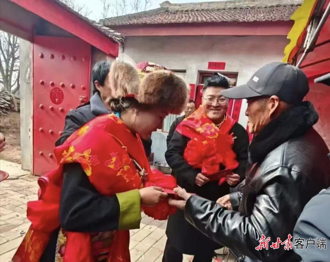 【甘快看?新婚俗 新風(fēng)尚】平?jīng)觯骸捌邆€一”巧破婚嫁陋習(xí)