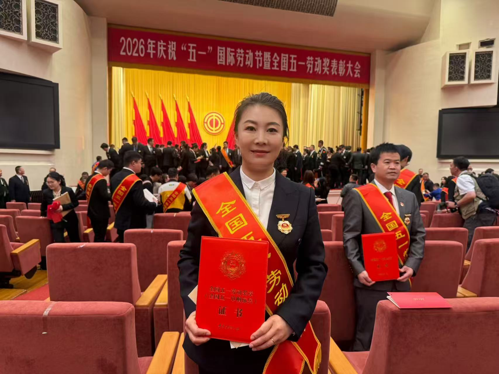 黃土峁上的“領(lǐng)頭雁”——記環(huán)縣“全國五一勞動獎?wù)拢ㄈ珖逡唤韼綐?biāo)兵）”獲得者楊清艷